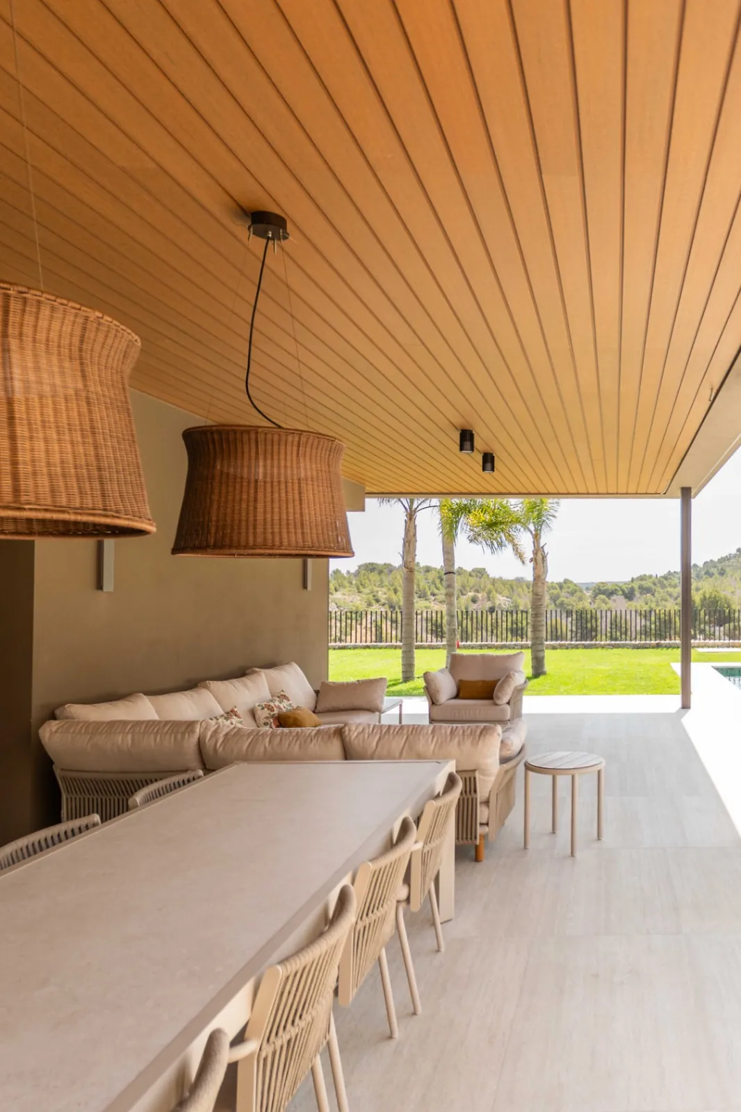 Vivienda contemporánea en una planta integrada con el entorno natural del Montgó