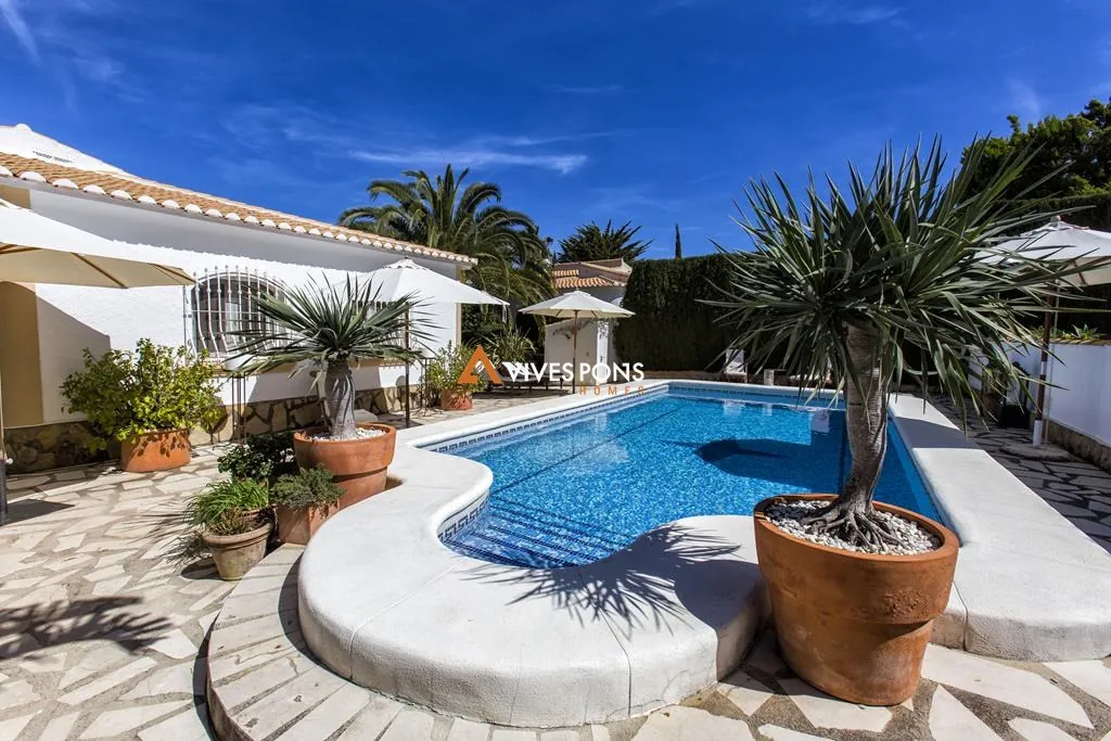 Villa con vistas al mar y al Montgó en Dénia, distribuida en un solo nivel