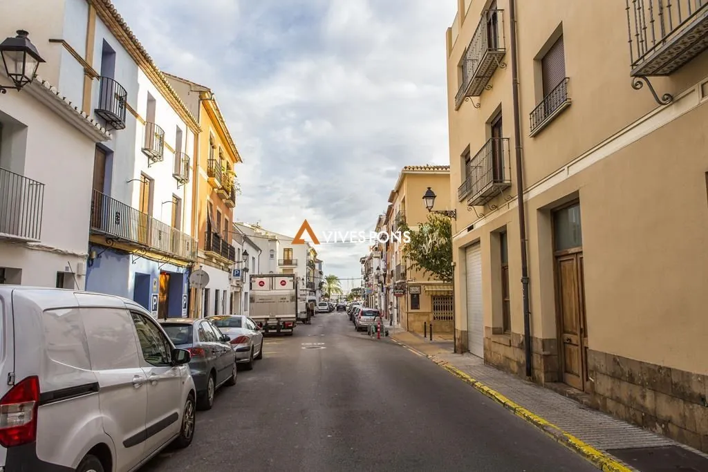 Edificio con gran superficie de garaje, almacén y vivienda, centro de Dénia