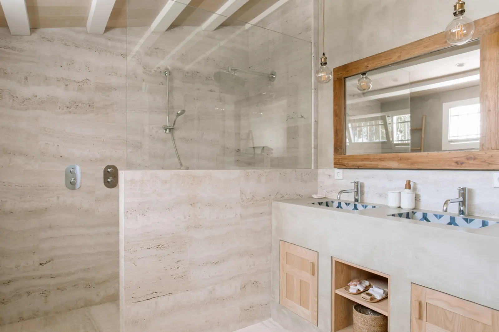 Villa en primera línea de mar renovada integralmente