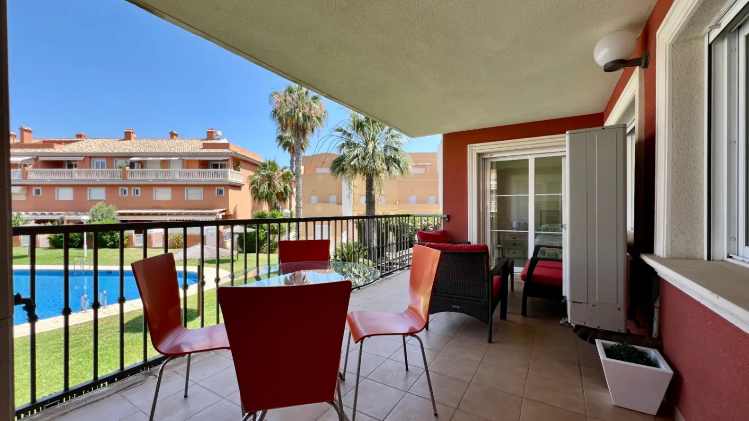 Luminoso apartamento de 3 habitaciones con terraza, piscina y licencia turística - A solo 5 minutos a pie de la playa de Arenal.