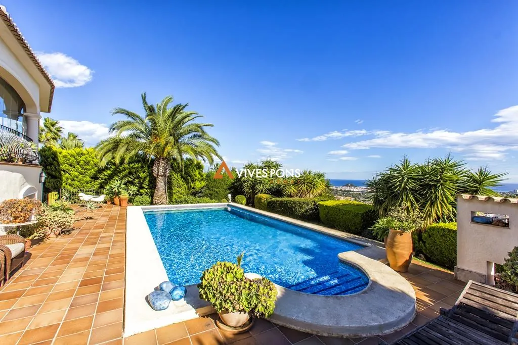 Villa con vistas abiertas al mar y muy soleada, Dénia