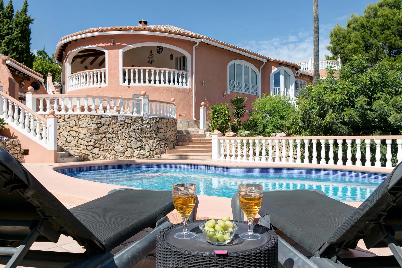 Dénia, Alicante - Villa de cuatro dormitorios con apartamento independiente, vistas al mar y a la montaña, piscina y jardín