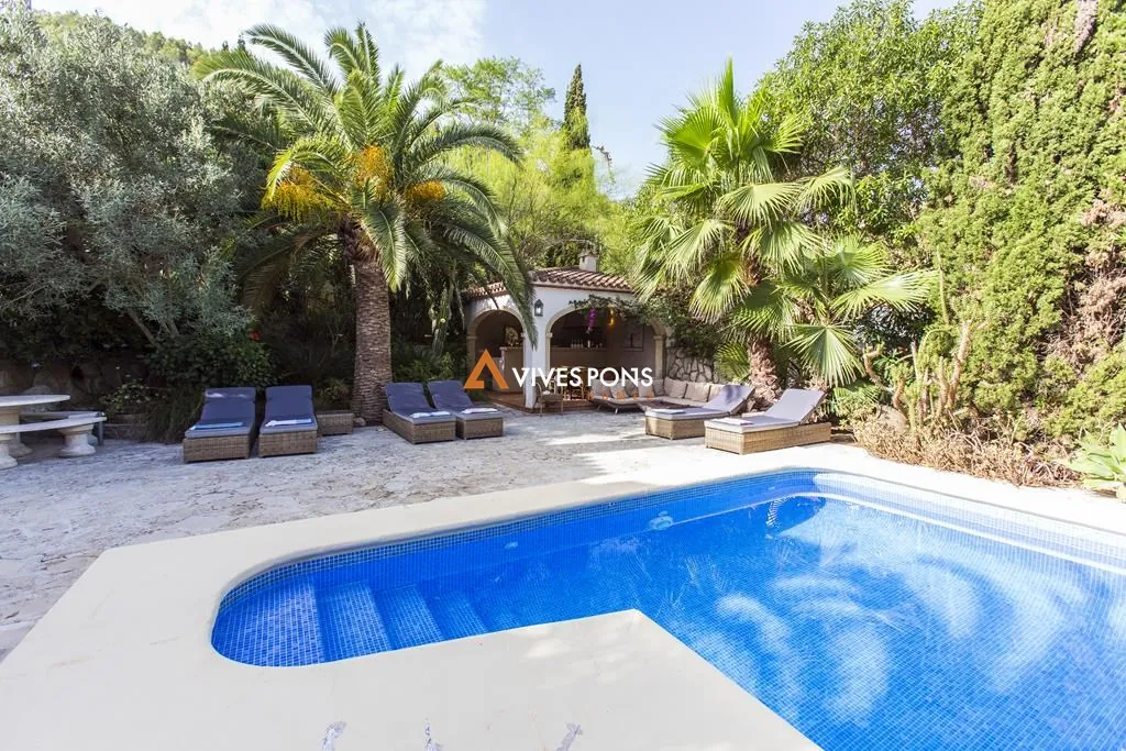 Villa con cinco dormitorios y estudio independiente
