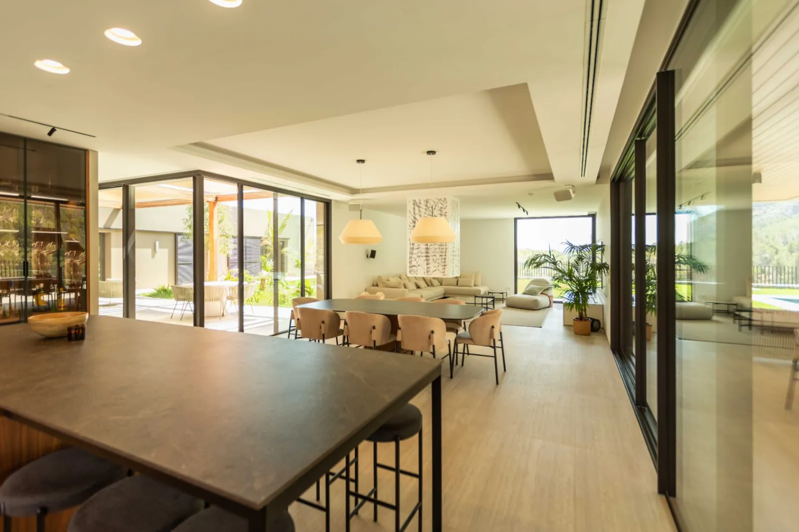 Vivienda contemporánea en una planta integrada con el entorno natural del Montgó