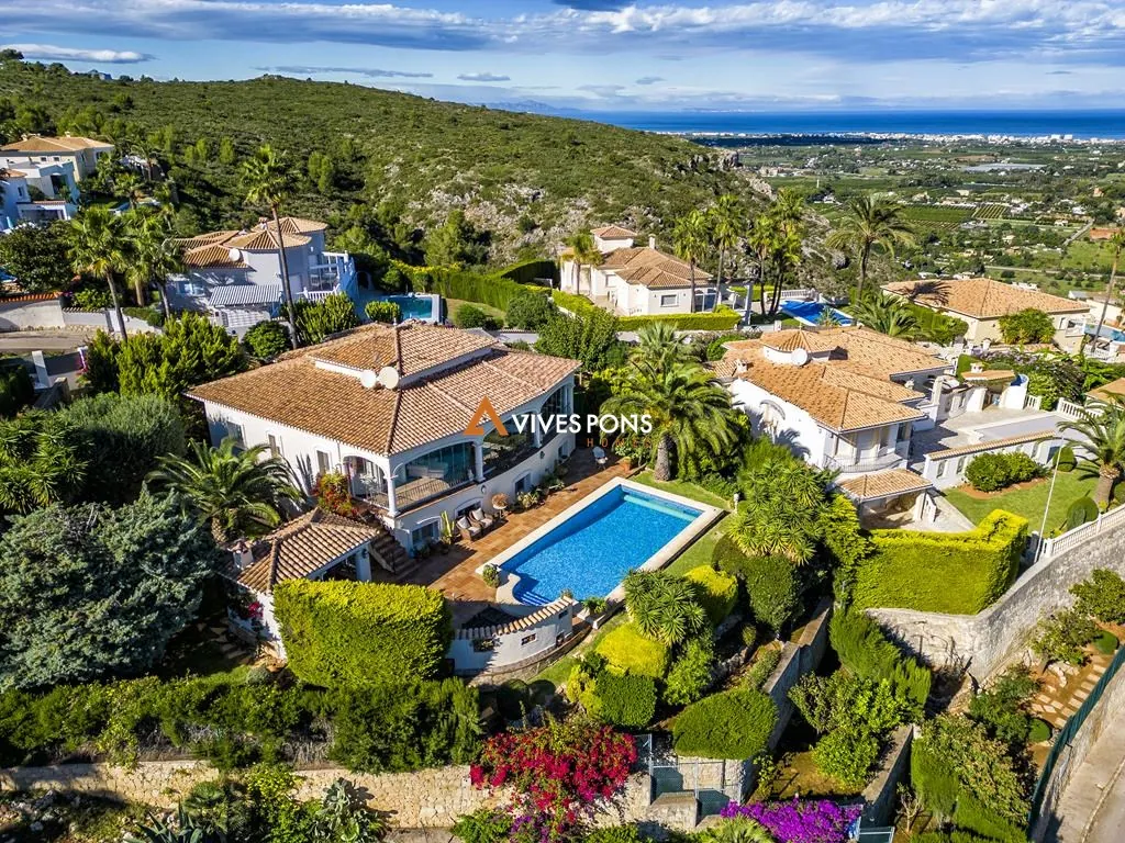 Villa con vistas abiertas al mar y muy soleada, Dénia