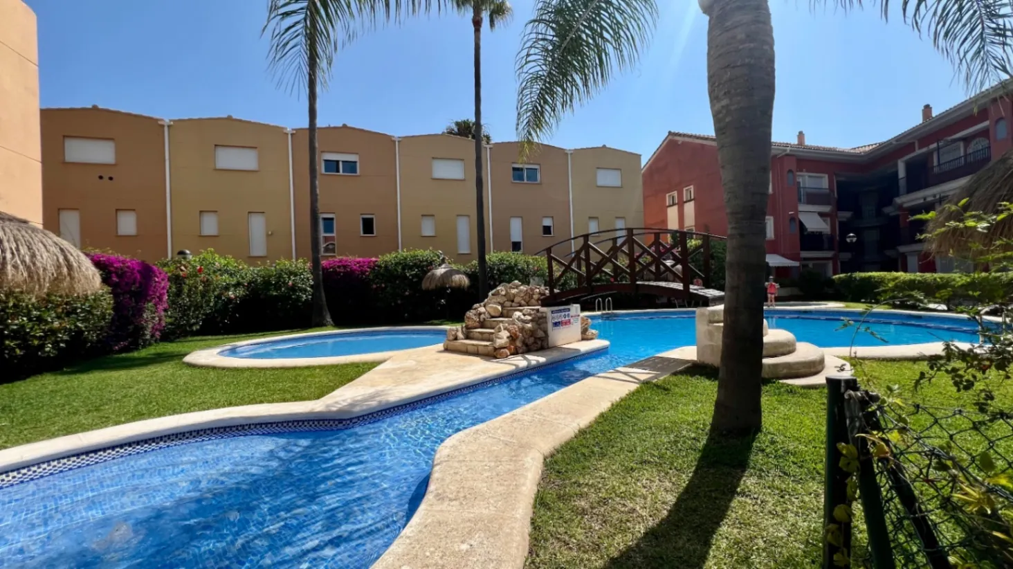 Luminoso apartamento de 3 habitaciones con terraza, piscina y licencia turística - A solo 5 minutos a pie de la playa de Arenal.