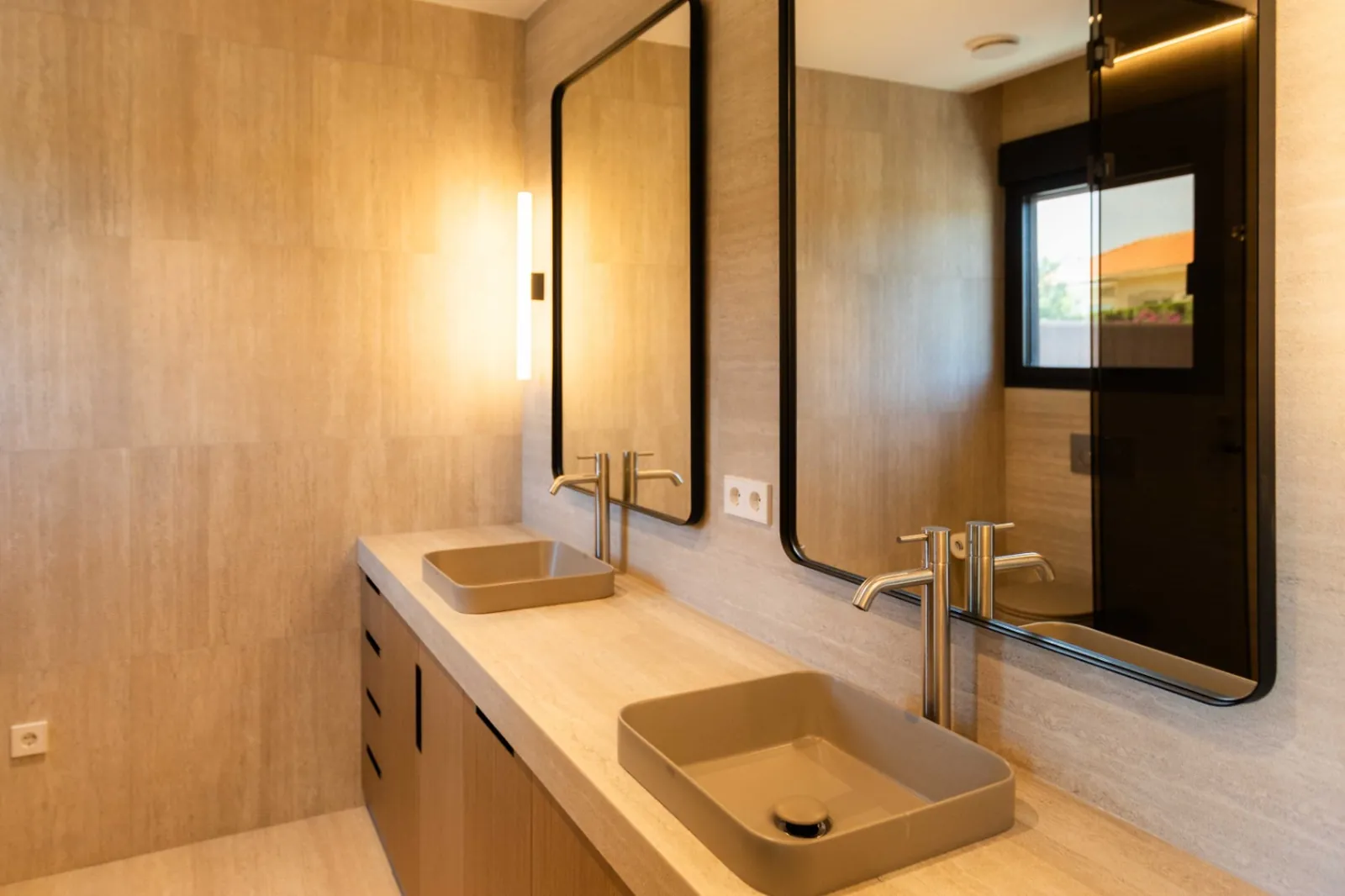 Vivienda contemporánea en una planta integrada con el entorno natural del Montgó