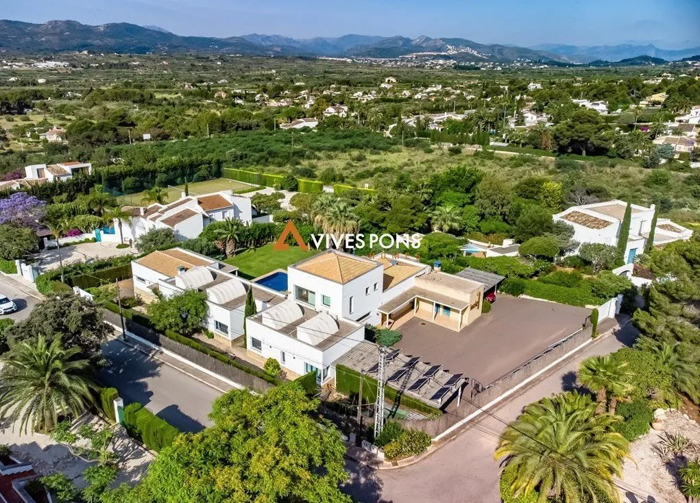 Villa moderna excelentemente ubicada a los pies del Montgó, Jávea