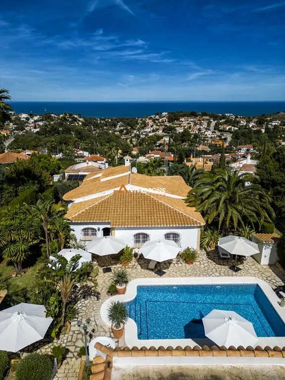 Villa con vistas al mar y al Montgó en Dénia, distribuida en un solo nivel