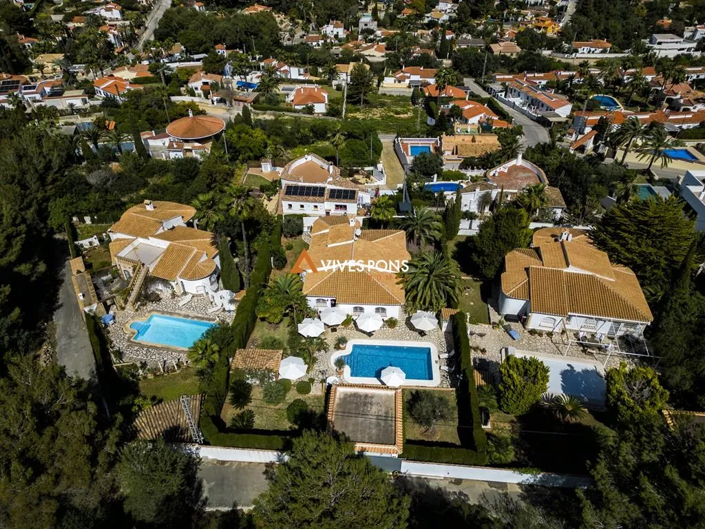Villa con vistas al mar y al Montgó en Dénia, distribuida en un solo nivel