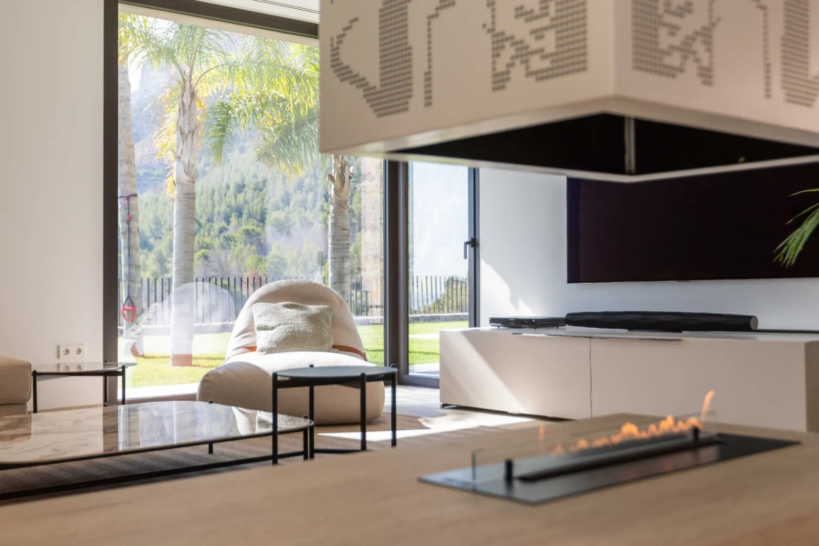 Vivienda contemporánea en una planta integrada con el entorno natural del Montgó