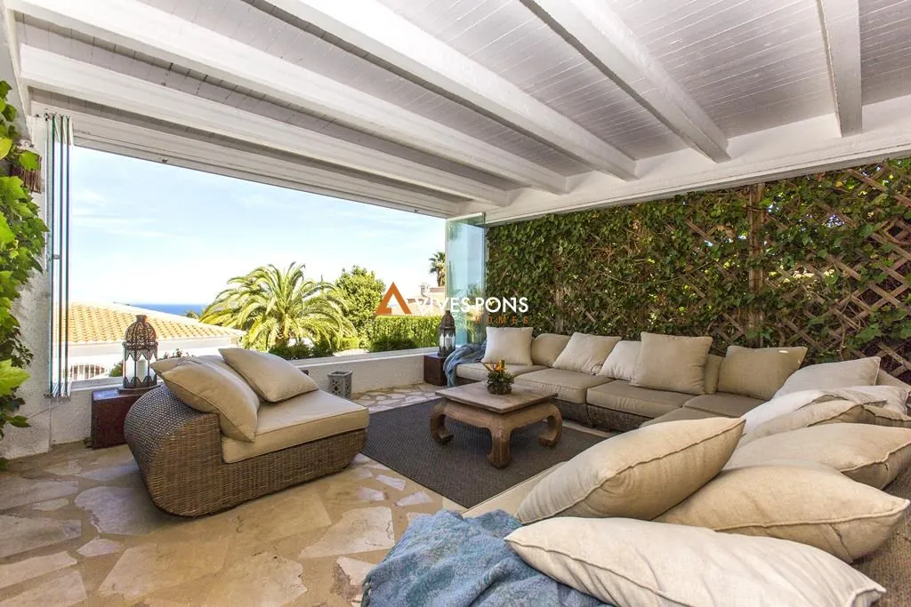 Villa con vistas al mar y al Montgó en Dénia, distribuida en un solo nivel