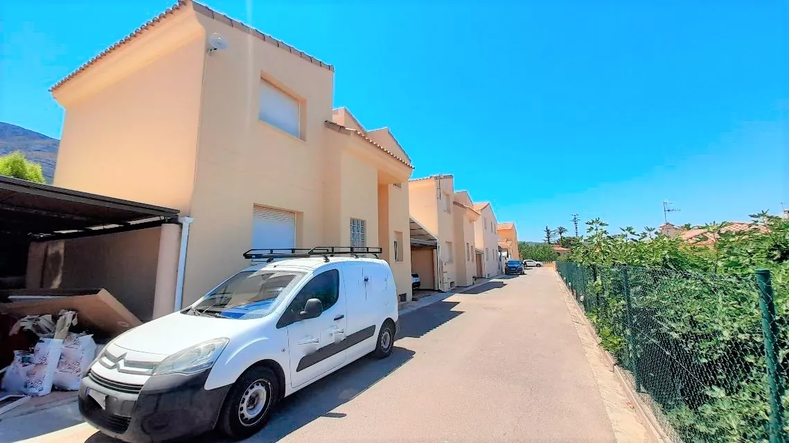 Adosado por pérgola en zona Alquerías de Dénia, a solo 1,5 km del centro