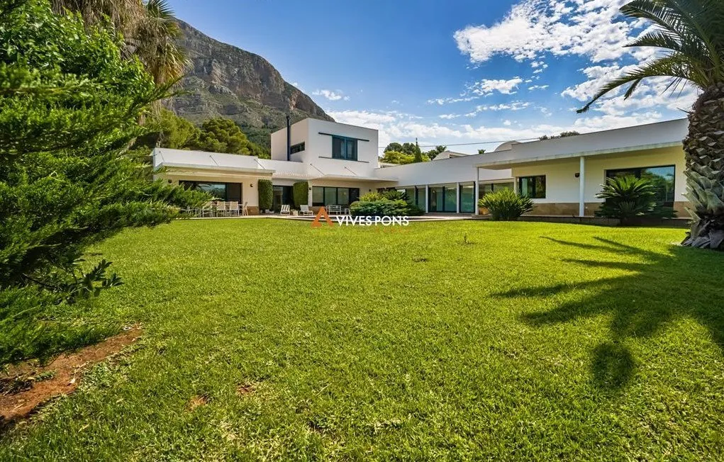 Villa moderna excelentemente ubicada a los pies del Montgó, Jávea