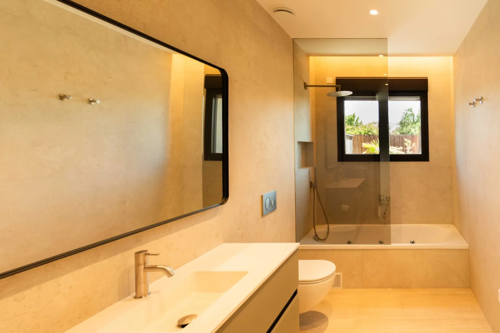 Vivienda contemporánea en una planta integrada con el entorno natural del Montgó