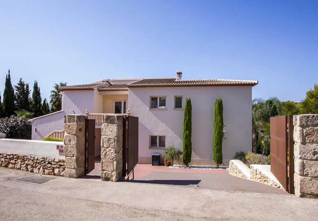 Villa con 4 dormitorios, vistas al Montgó y muy bien ubicada, en Jávea