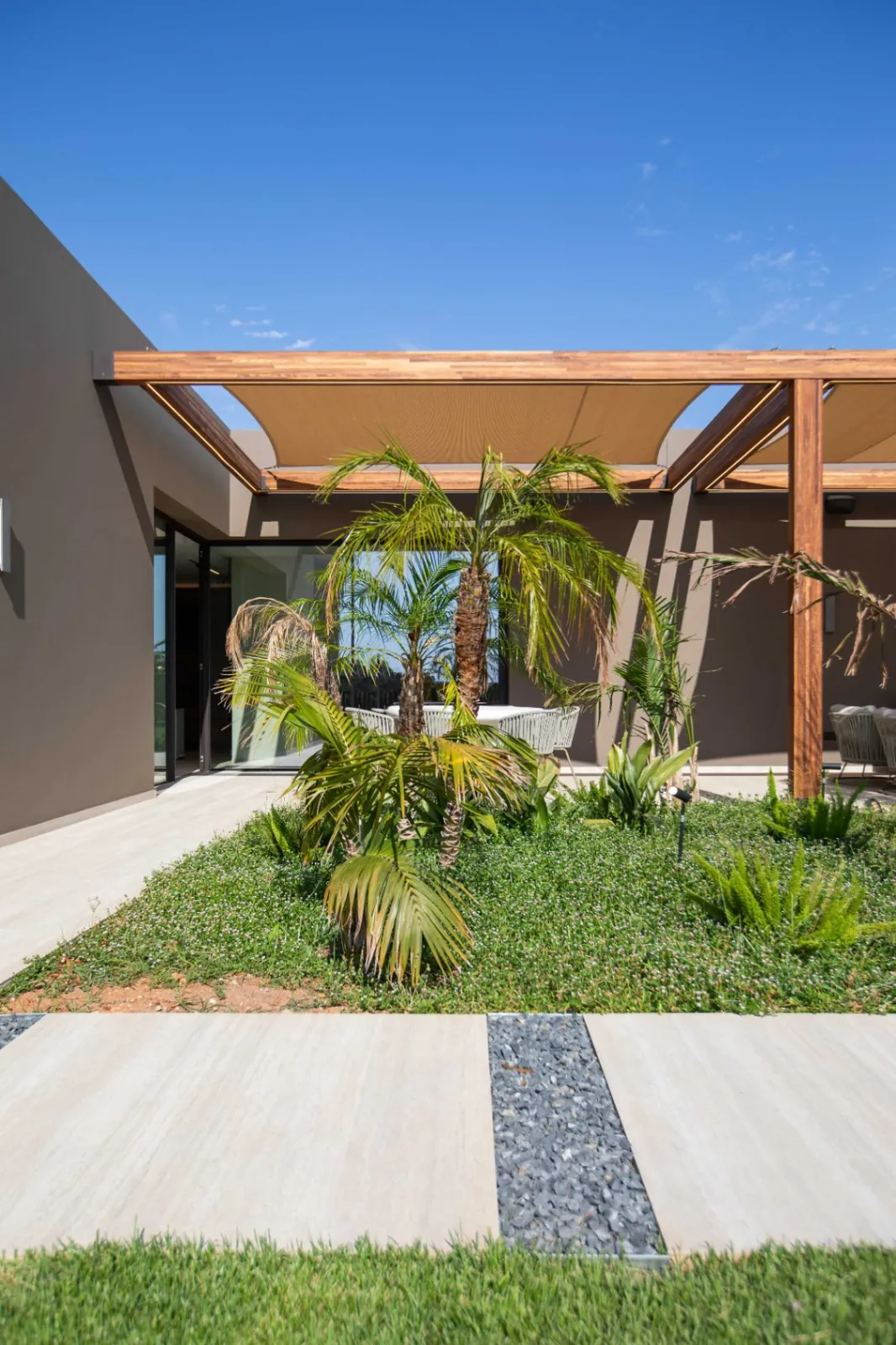Vivienda contemporánea en una planta integrada con el entorno natural del Montgó