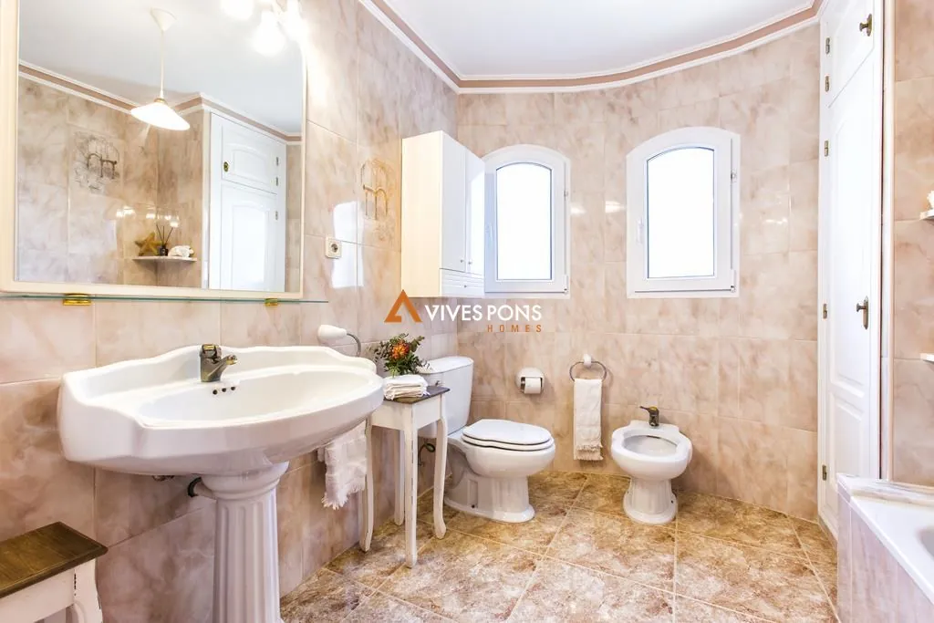 Villa con vistas al mar y al Montgó en Dénia, distribuida en un solo nivel