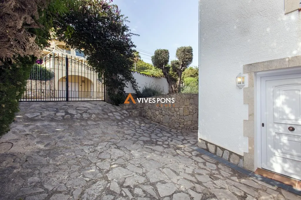 Villa con cinco dormitorios y estudio independiente