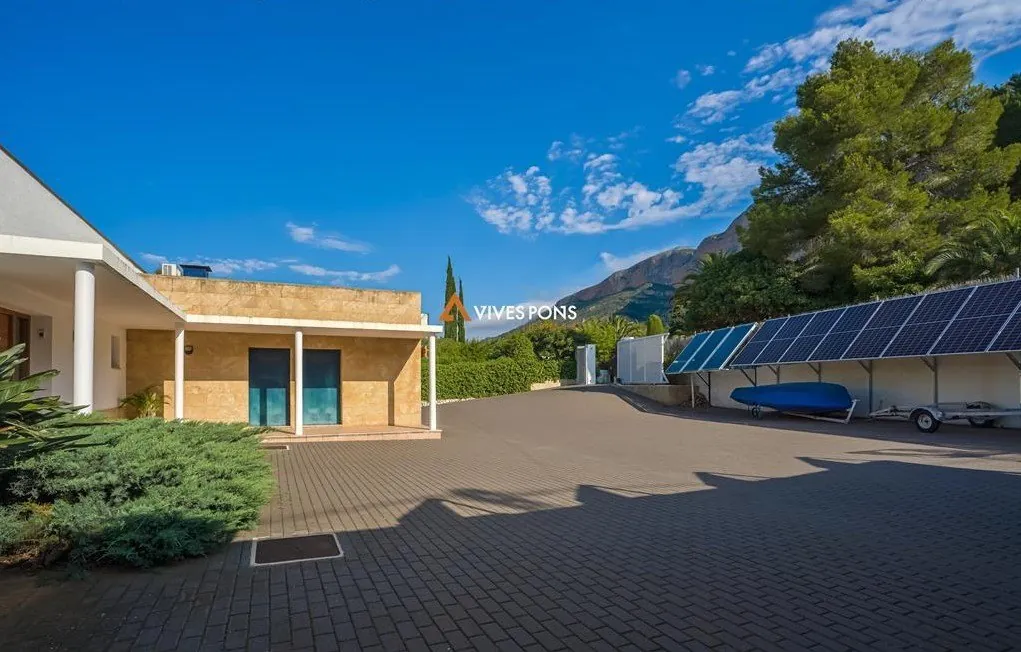 Villa moderna excelentemente ubicada a los pies del Montgó, Jávea
