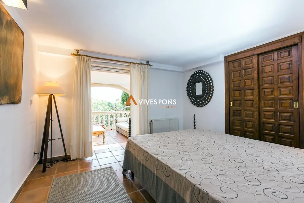 Villa con cinco dormitorios y estudio independiente