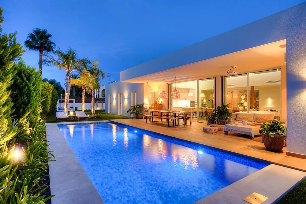 Villa moderna construida por Vives Pons Homes