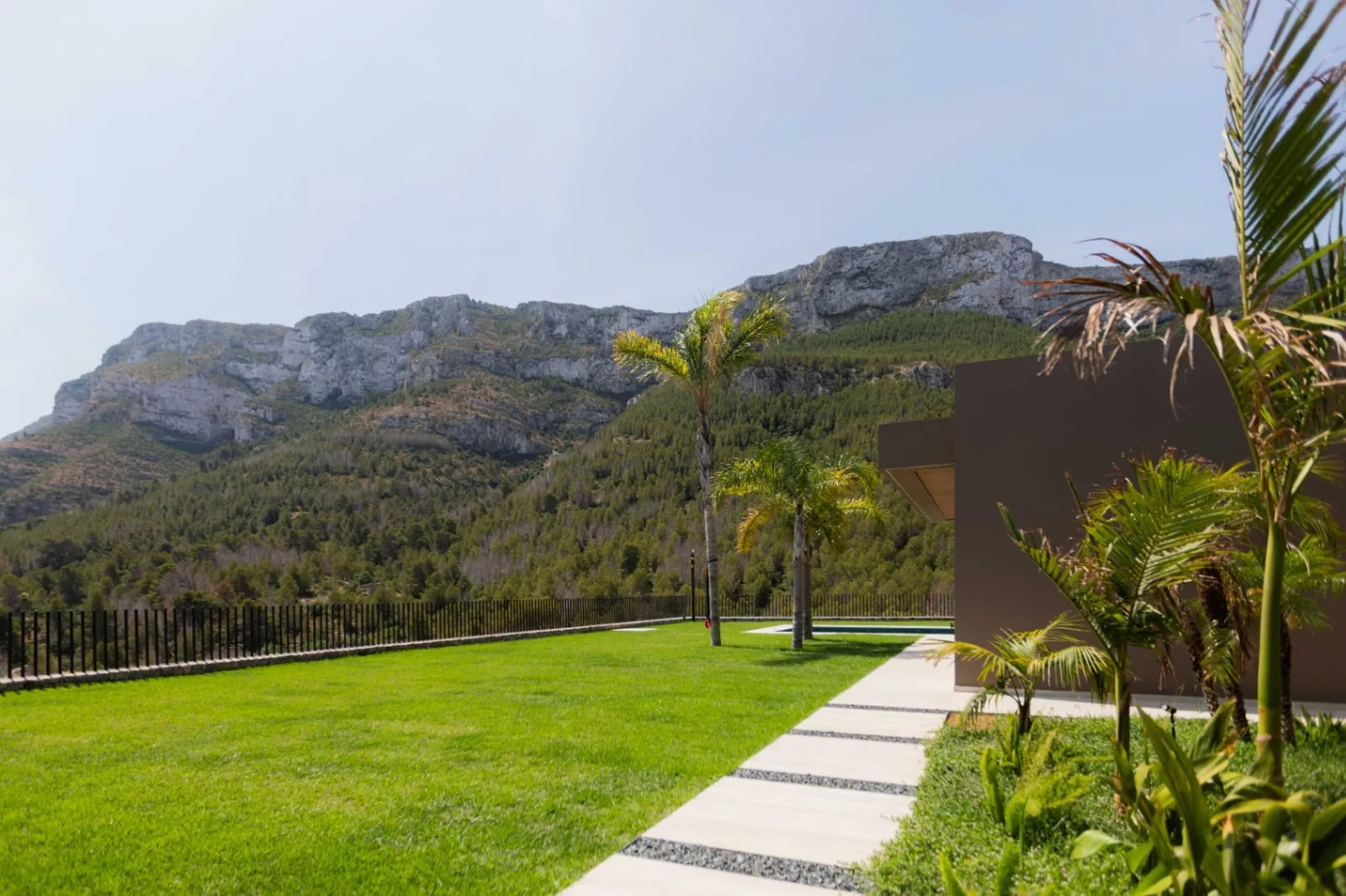 Vivienda contemporánea en una planta integrada con el entorno natural del Montgó