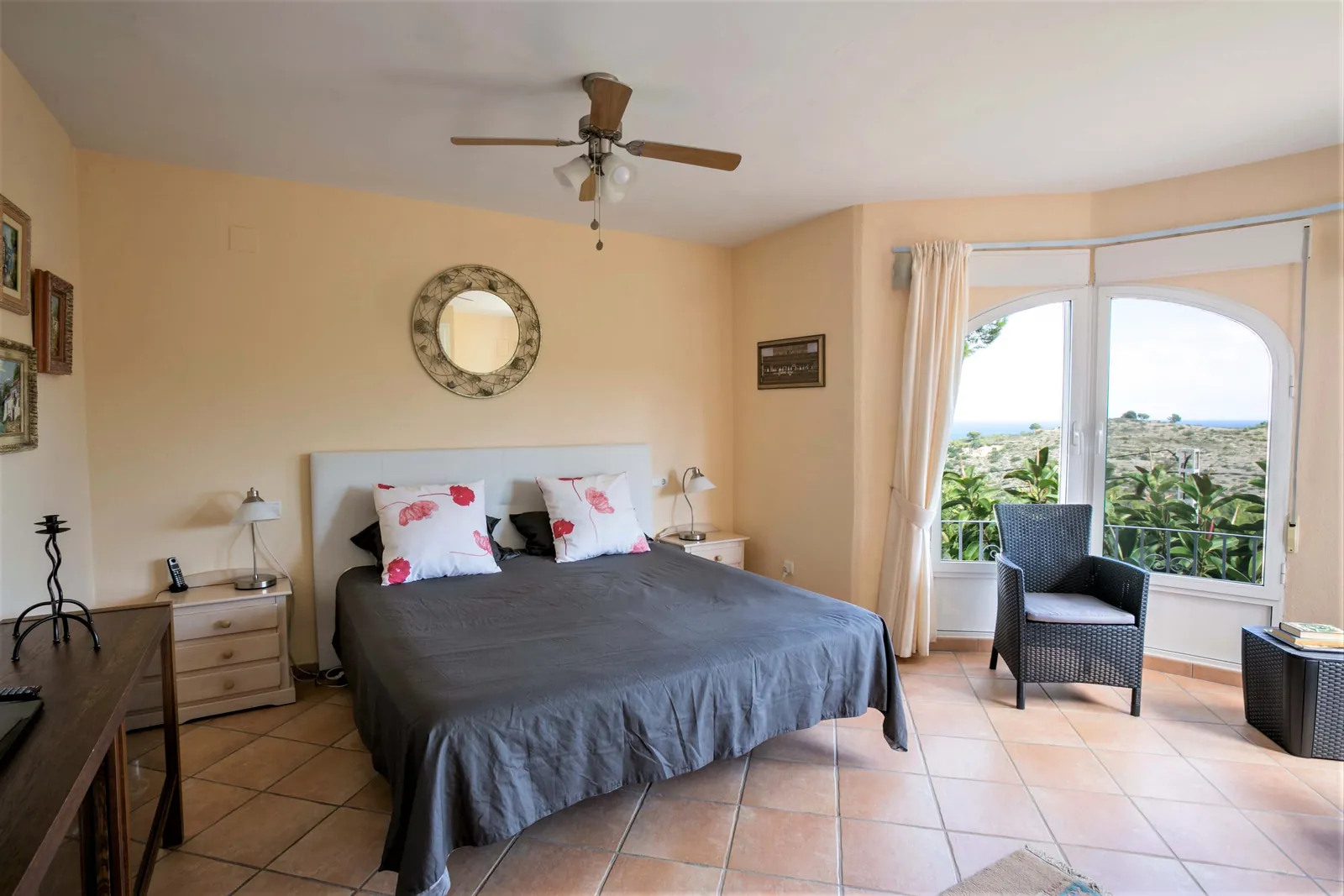 Dénia, Alicante - Villa de cuatro dormitorios con apartamento independiente, vistas al mar y a la montaña, piscina y jardín