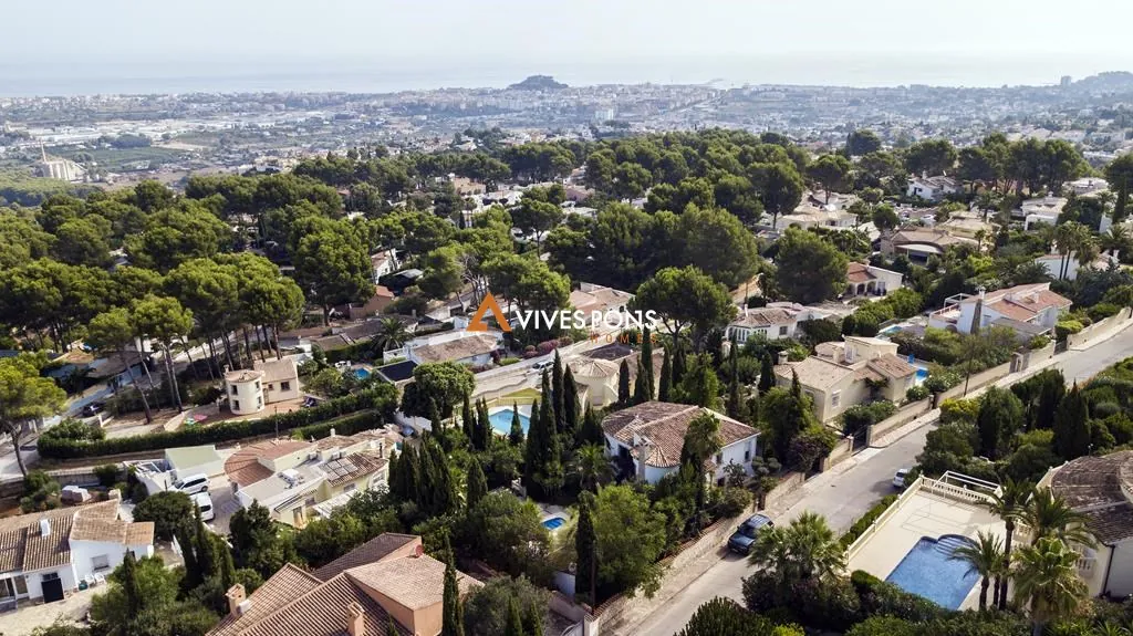 Villa con cinco dormitorios y estudio independiente