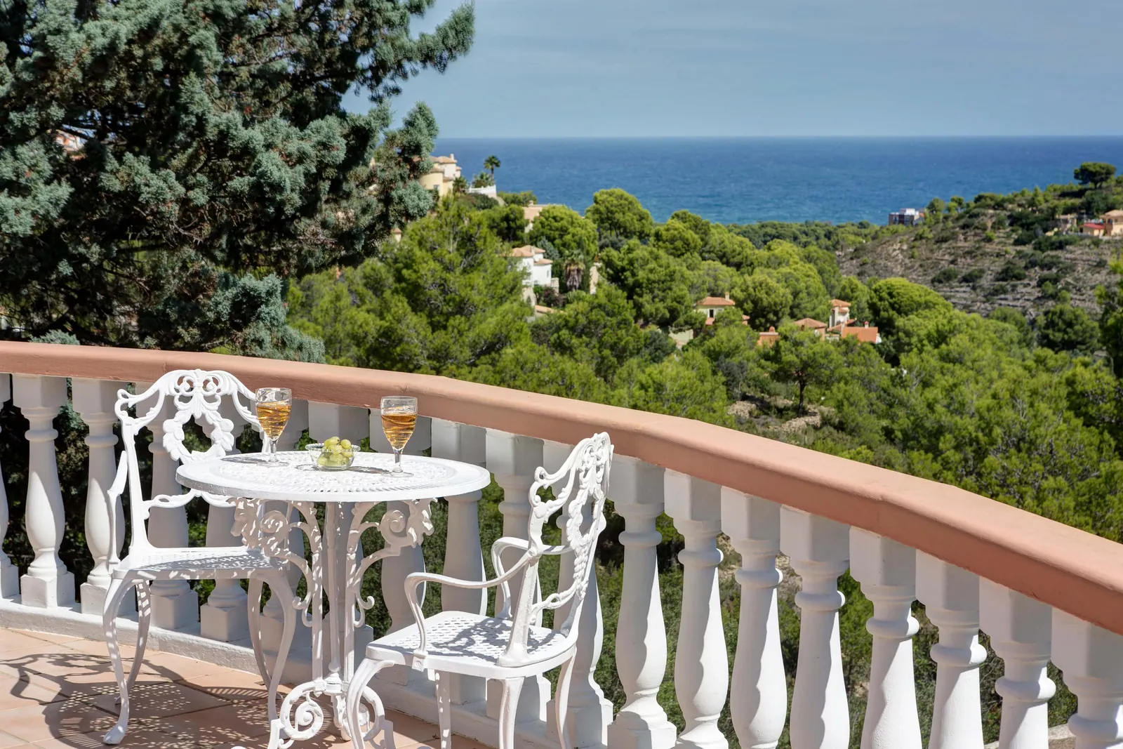 Dénia, Alicante - Villa de cuatro dormitorios con apartamento independiente, vistas al mar y a la montaña, piscina y jardín