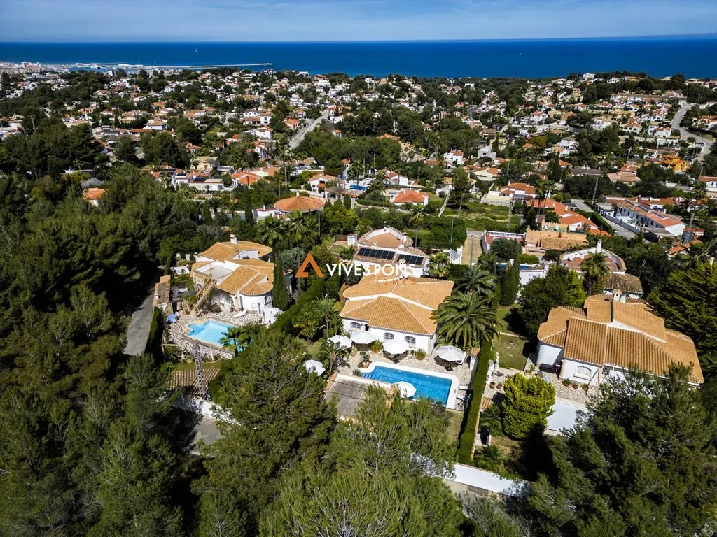 Villa con vistas al mar y al Montgó en Dénia, distribuida en un solo nivel