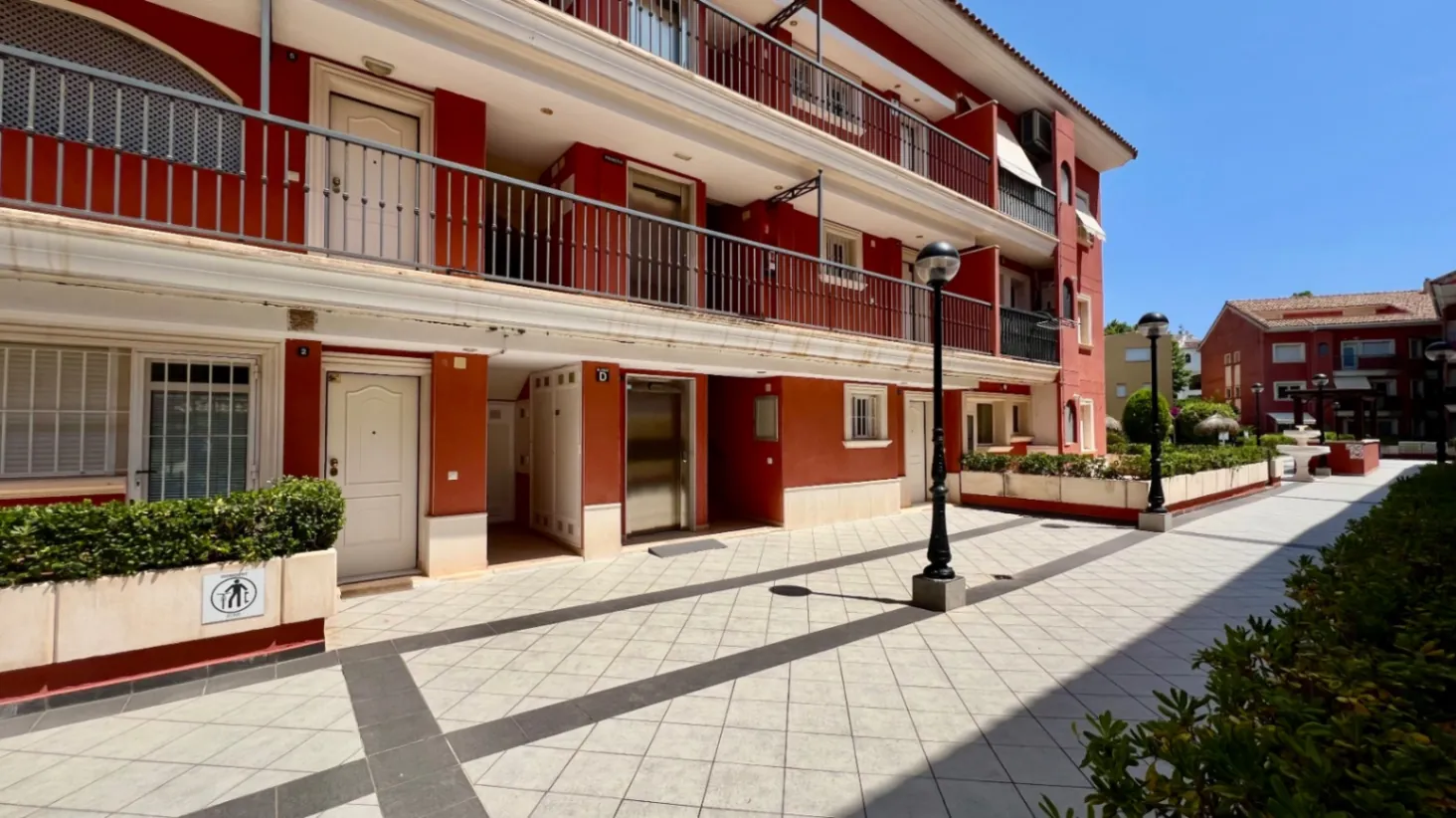 Luminoso apartamento de 3 habitaciones con terraza, piscina y licencia turística - A solo 5 minutos a pie de la playa de Arenal.
