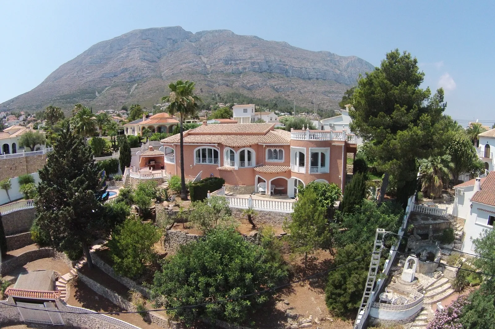 Dénia, Alicante - Villa de cuatro dormitorios con apartamento independiente, vistas al mar y a la montaña, piscina y jardín