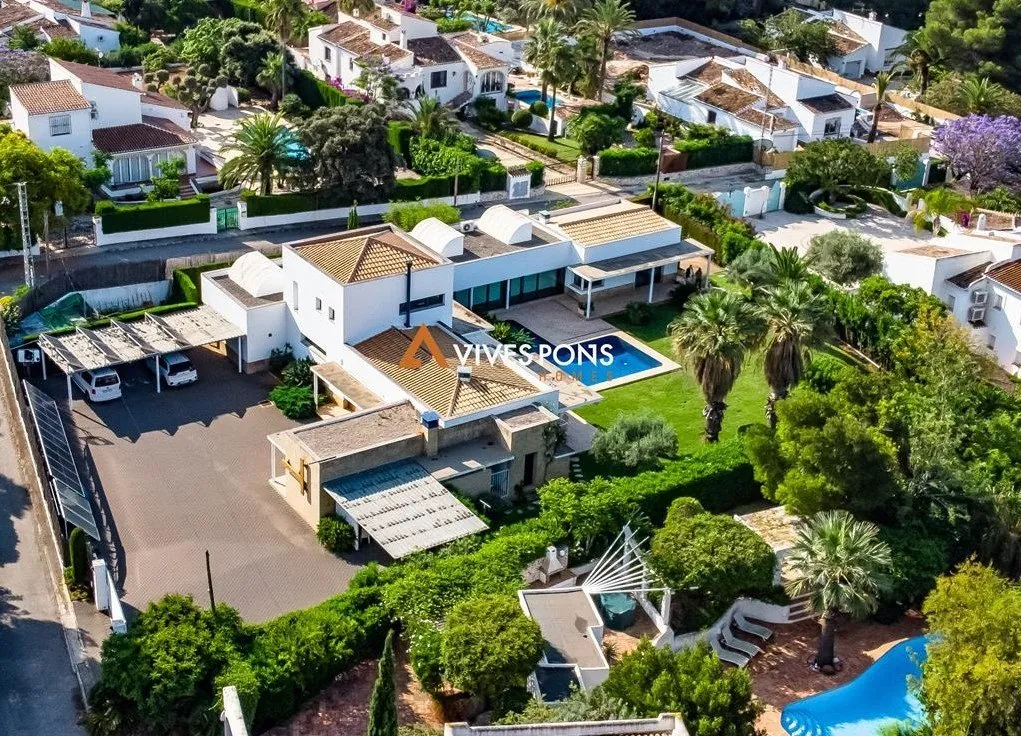 Villa moderna excelentemente ubicada a los pies del Montgó, Jávea