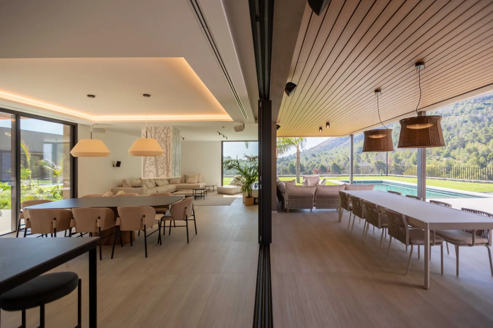 Vivienda contemporánea en una planta integrada con el entorno natural del Montgó