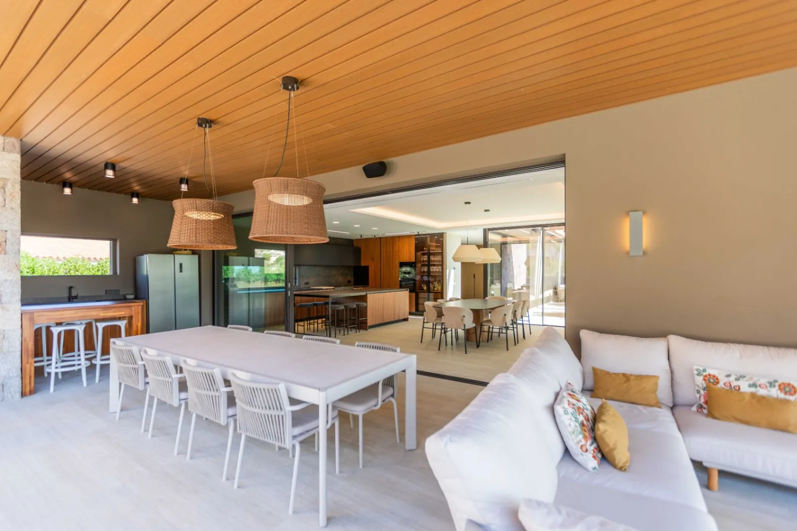 Vivienda contemporánea en una planta integrada con el entorno natural del Montgó