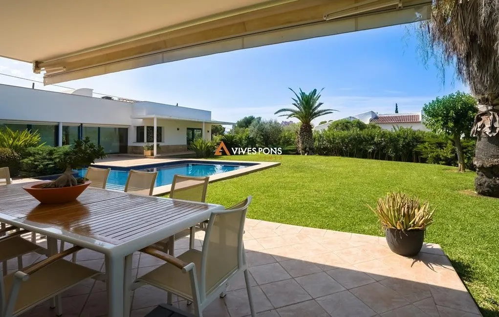 Villa moderna excelentemente ubicada a los pies del Montgó, Jávea
