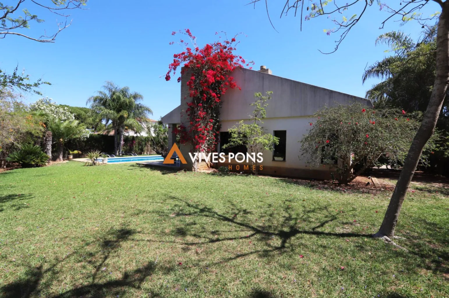Amplia villa de estilo contemporáneo excelentemente ubicada, Dénia