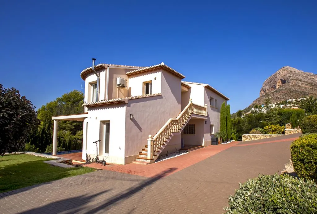 Villa con 4 dormitorios, vistas al Montgó y muy bien ubicada, en Jávea