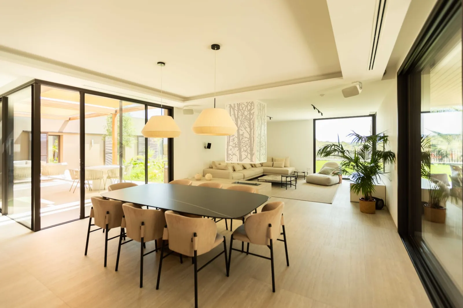 Vivienda contemporánea en una planta integrada con el entorno natural del Montgó