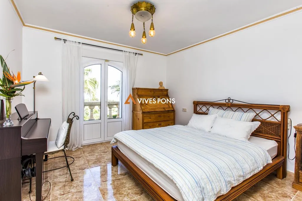 Villa con vistas al mar y al Montgó en Dénia, distribuida en un solo nivel