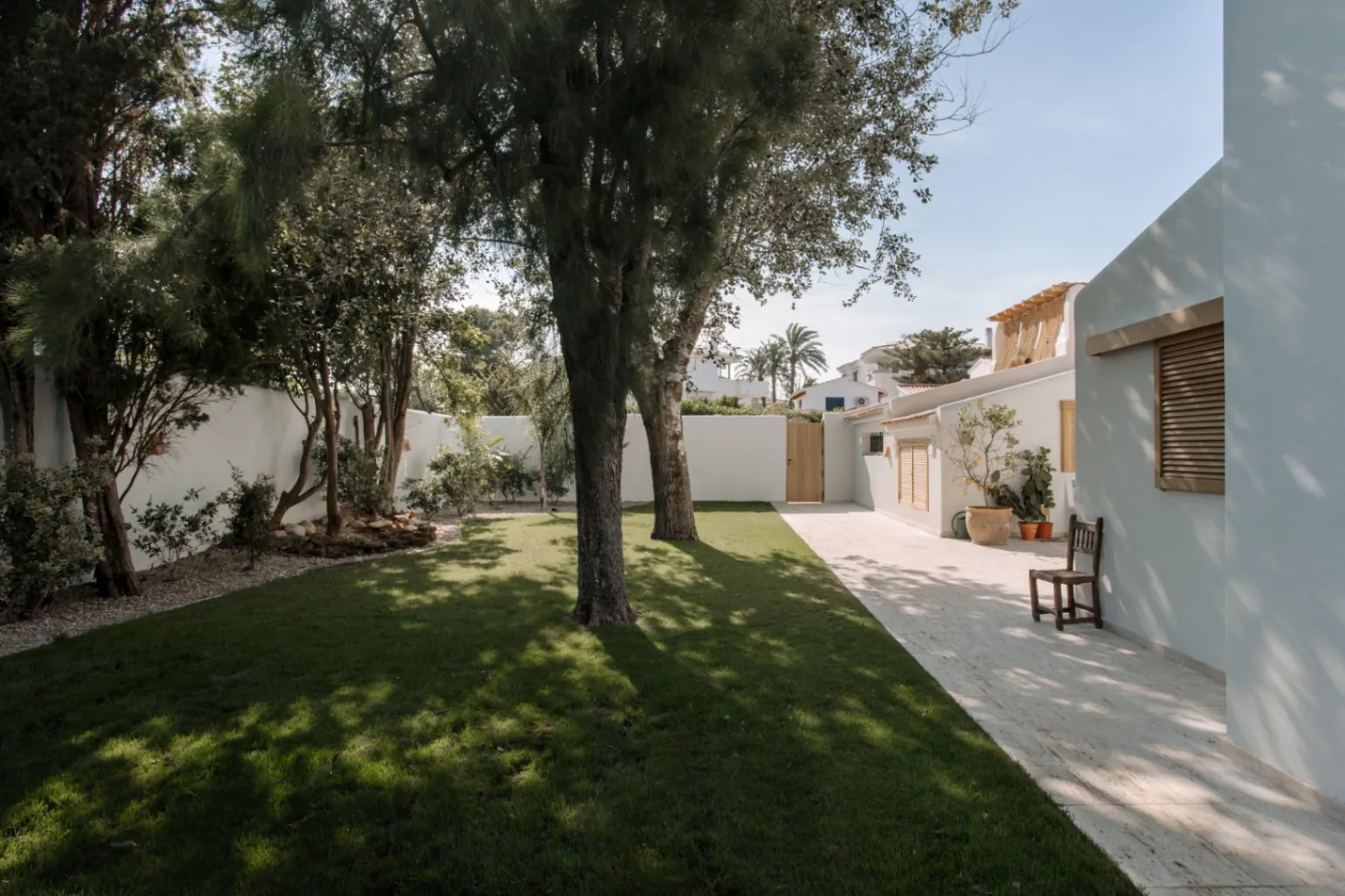 Villa en primera línea de mar renovada integralmente