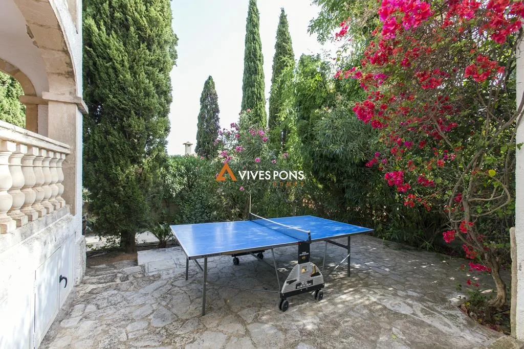 Villa con cinco dormitorios y estudio independiente