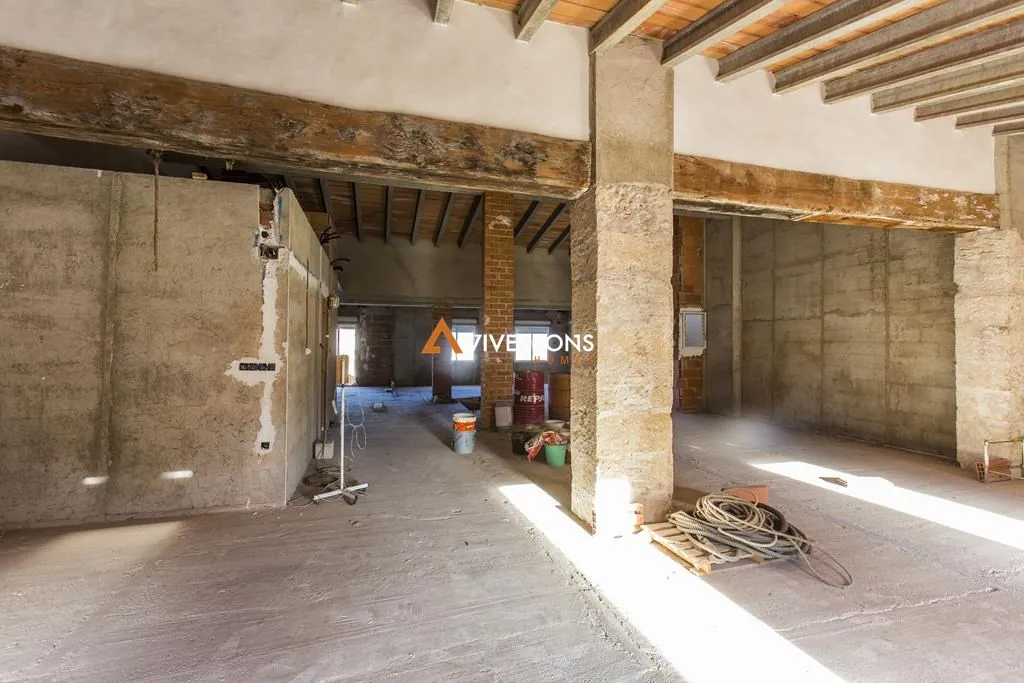 Edificio con gran superficie de garaje, almacén y vivienda, centro de Dénia