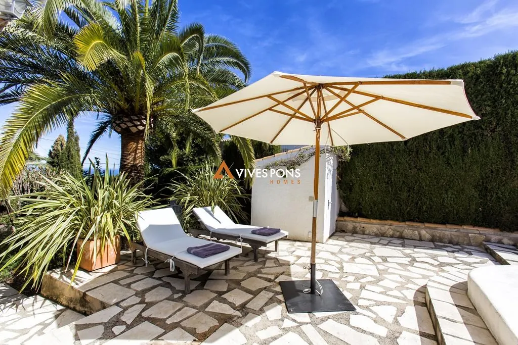 Villa con vistas al mar y al Montgó en Dénia, distribuida en un solo nivel
