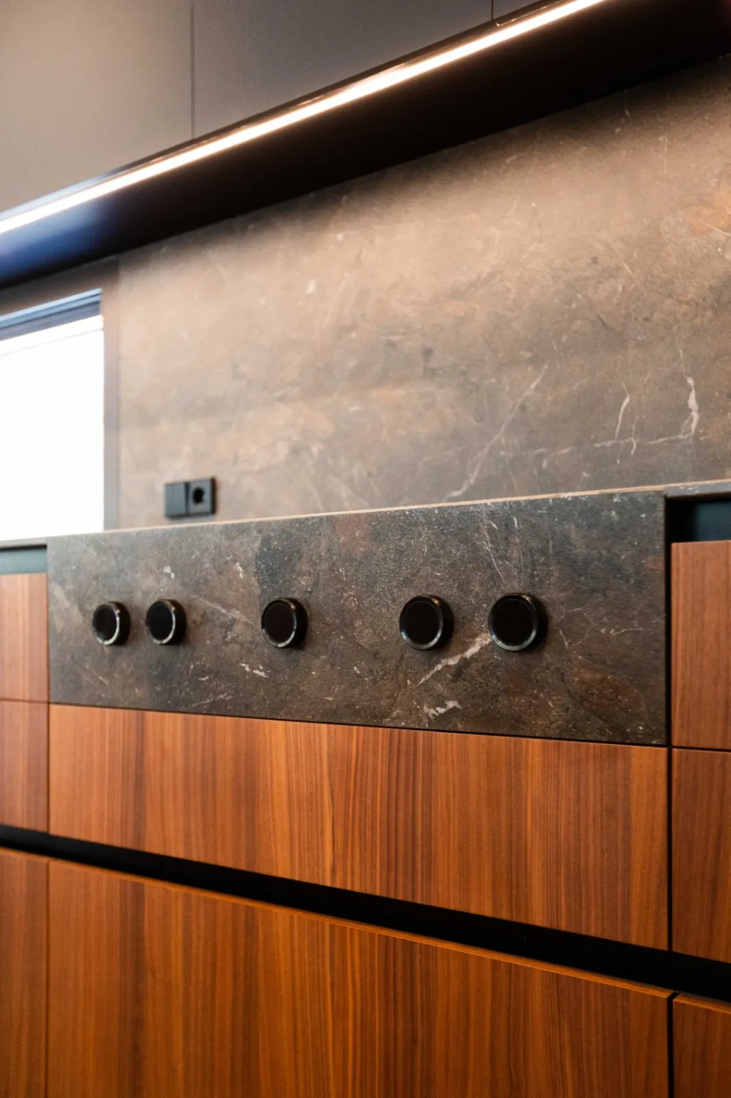 Vivienda contemporánea en una planta integrada con el entorno natural del Montgó
