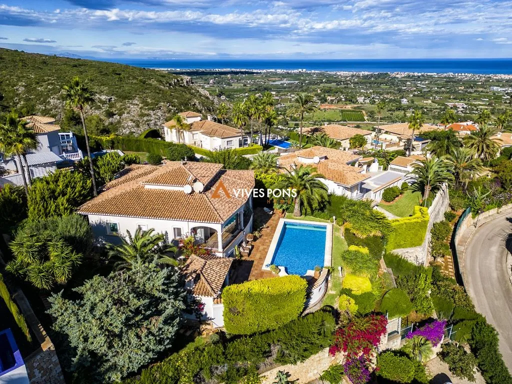 Villa con vistas abiertas al mar y muy soleada, Dénia