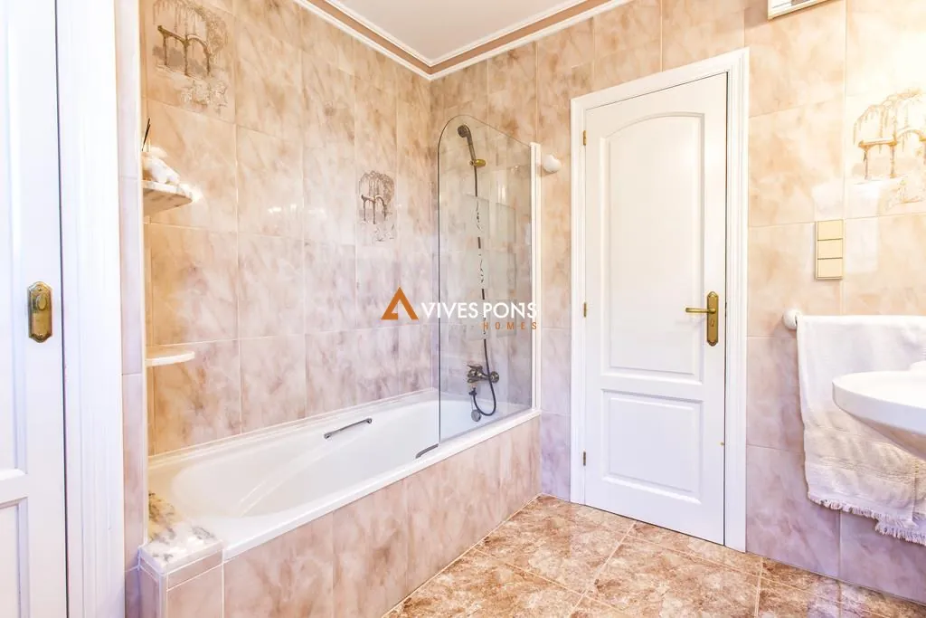 Villa con vistas al mar y al Montgó en Dénia, distribuida en un solo nivel