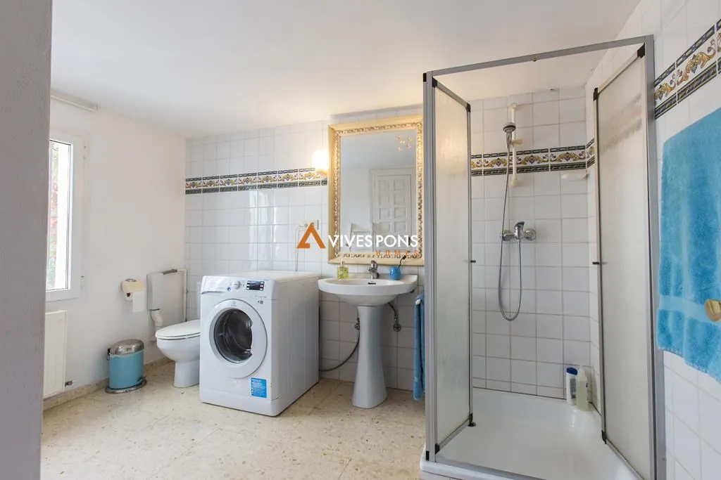 Villa con cinco dormitorios y estudio independiente